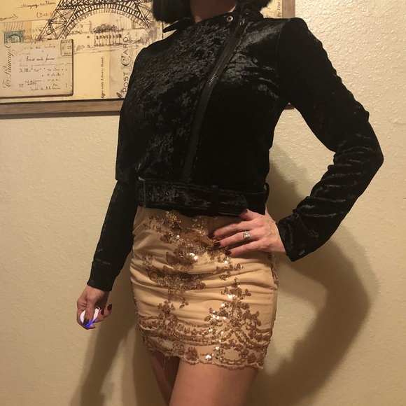 Forever 21 Jackets & Blazers - {Forever 21} velvet crop black fitted jacket S